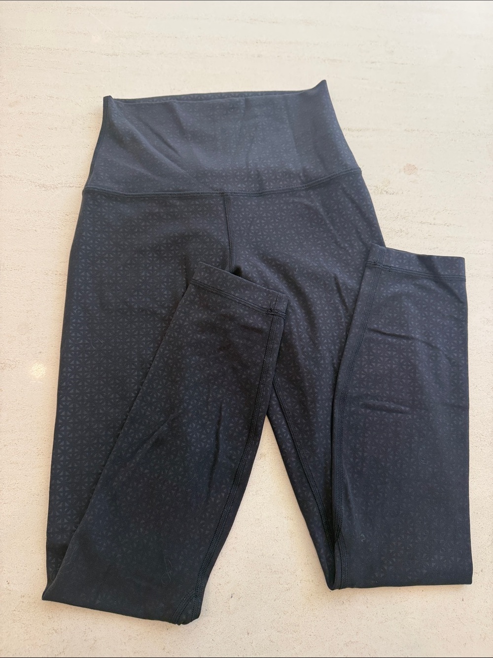 Lululemon Align High-Rise 25” legging in embossed black Sz 2